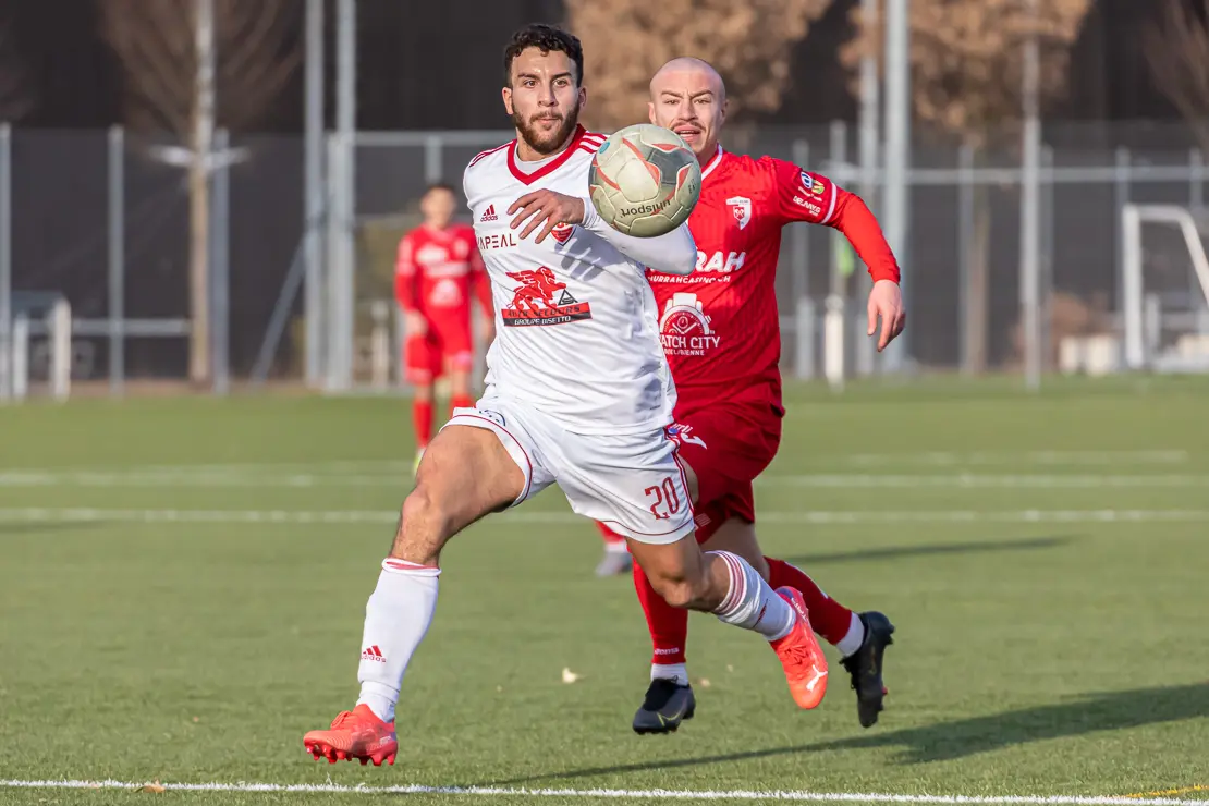 Tiago Vilaranda Veloso (CS Chenois) [vorne] Enzo Grasso (FC Biel)